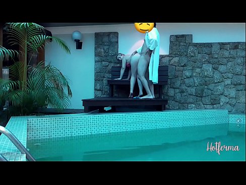 ❤️ El cap convida la criada a la piscina, però no va poder resistir-se a una calor ️ Porno a nosaltres ﹏
